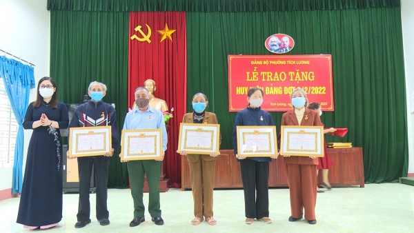 Đảng bộ phường Tích Lương, thành phố Thái Nguyên trao Huy hiệu Đảng đợt 03/02/2022