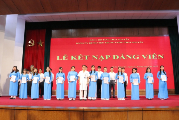 Đảng bộ Bệnh viện Trung ương Thái Nguyên kết nạp 25 quần chúng ưu tú vào Đảng