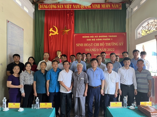 Đồng chí Phó Chủ tịch Thường trực HĐND tỉnh dự sinh hoạt chi bộ tại Xóm Phẩm 1, Đảng bộ xã Dương Thành