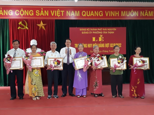 Thành phố Thái Nguyên: Trao tặng Huy hiệu Đảng đợt 02/9/2022