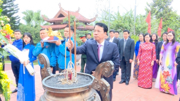 Lãnh đạo thành phố Thái Nguyên dâng hương tưởng niệm Chủ tịch Hồ Chí Minh và các anh hùng liệt sĩ