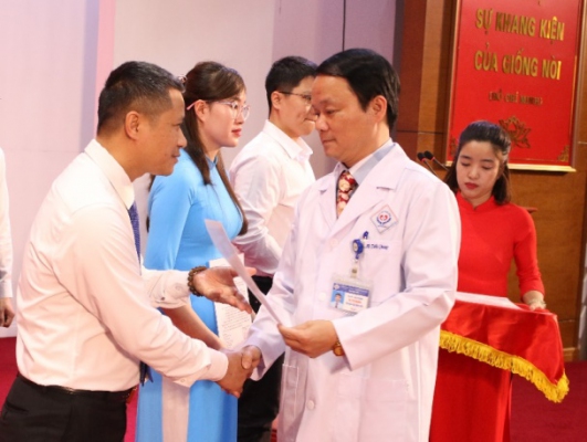 Đảng bộ Bệnh viện Trung ương Thái Nguyên kết nạp 23 quần chúng ưu tú vào Đảng