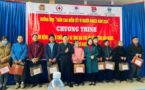 Hội Nông dân tỉnh tổ chức tặng quà và khám, tư vấn chữa bệnh cho hội viên nông dân nghèo