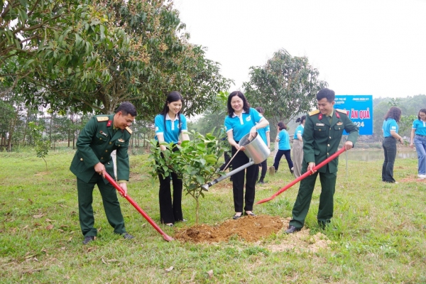 Hội LHPN tỉnh tổ chức Tết trồng cây nhân dịp Xuân Giáp Thìn 2024