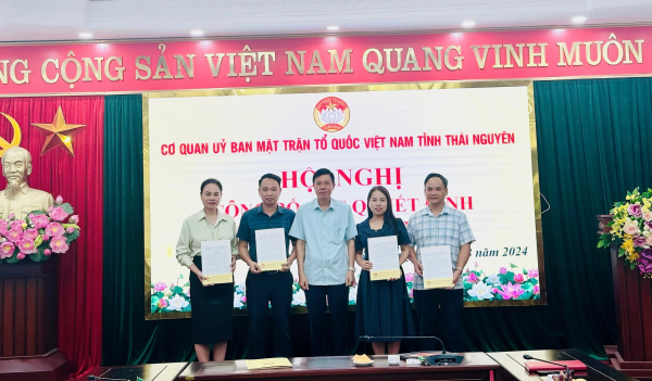 Ủy ban MTTQ tỉnh công bố các quyết định về công tác cán bộ