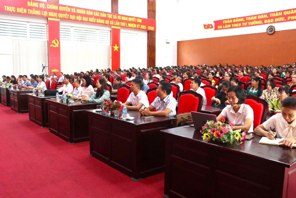 Bội dưỡng nâng cao trình độ lý luận chính trị cho đội ngũ cán bộ quản lý, giáo viên