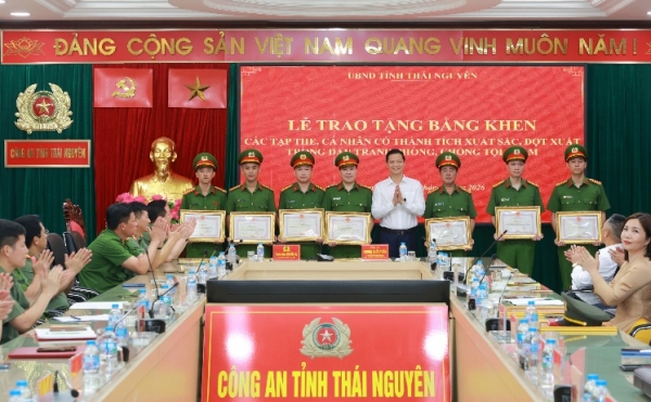 Khen thưởng các tập thể, cá nhân có thành tích xuất sắc, đột xuất trong đấu tranh phòng, chống tội phạm
