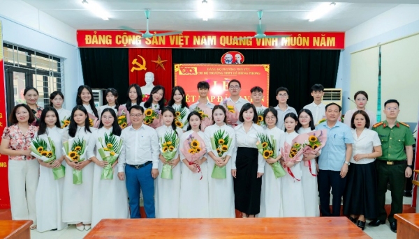 20 học sinh ưu tú của Trường THPT Lê Hồng Phong, phường Phổ Yên được kết nạp vào Đảng
