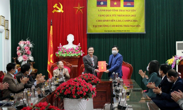 Thăm, tặng quà hơn 400 lưu học sinh Lào và Campuchia nhân dịp Tết Nguyên đán Nhâm Dần 2022