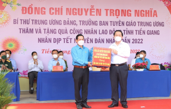Đồng chí Nguyễn Trọng Nghĩa thăm, tặng quà Tết công nhân, hộ nghèo tại Tiền Giang