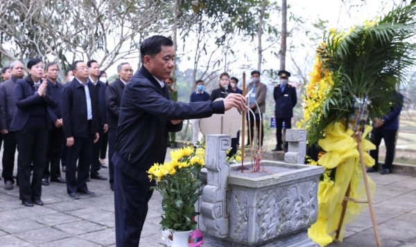 Đoàn công tác của Ủy ban Kiểm tra Trung ương dâng hương tưởng niệm Chủ tịch Hồ Chí Minh tại ATK Định Hóa