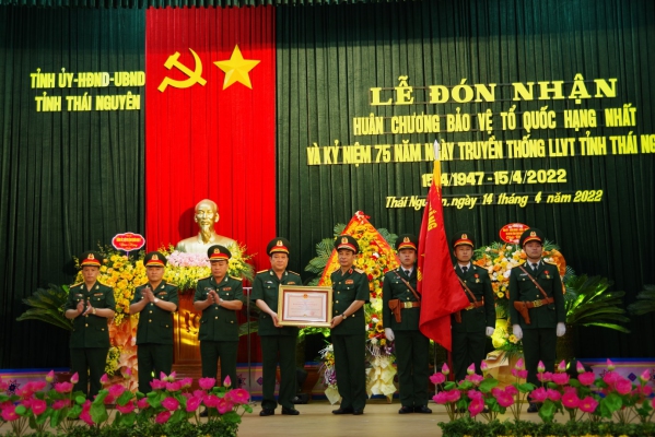 Lực lượng vũ trang Thái Nguyên đón nhận Huân chương Bảo vệ Tổ quốc hạng Nhất