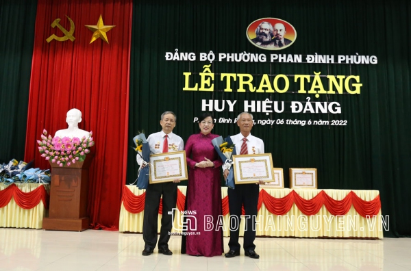Đồng chí Bí thư Tỉnh ủy trao Huy hiệu Đảng tại phường Phan Đình Phùng