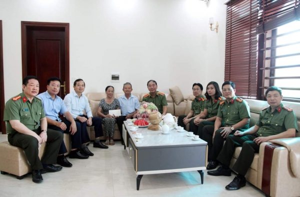 Đồng chí Thượng tướng Trần Quốc Tỏ, Thứ trưởng Bộ Công an thăm, tặng quà gia đình chính sách tại tỉnh Thái Nguyên