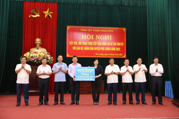 Đồng chí Bí thư Tỉnh ủy tiếp xúc, đối thoại trực tiếp với cán bộ, Nhân dân huyện Phú Lương
