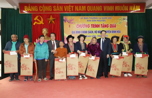 Ban Dân nguyện của Quốc hội dâng hương tưởng niệm Chủ tịch Hồ Chí Minh tại ATK Định Hóa