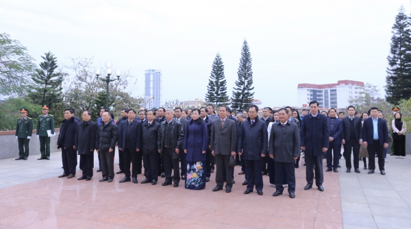 Đoàn đại biểu tỉnh Thái Nguyên dâng hương Chủ tịch Hồ Chí Minh và các anh hùng liệt sĩ