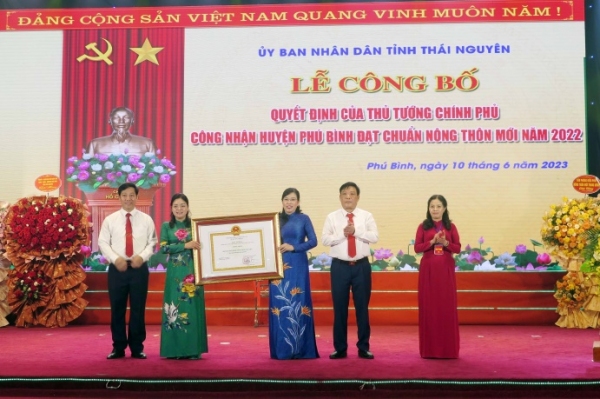 Công bố quyết định công nhận huyện Phú Bình đạt chuẩn nông thôn mới