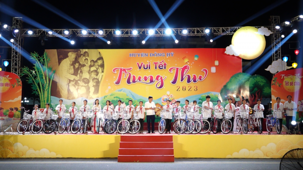 Chương trình “Cùng em tới lớp” trao tặng 100 xe đạp cho học sinh nghèo vượt khó 