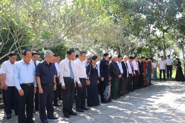 Đồng chí Chủ nhiệm Ủy ban Kiểm tra Trung ương Trần Cẩm Tú và Đoàn công tác tổ chức về nguồn tại Định Hóa