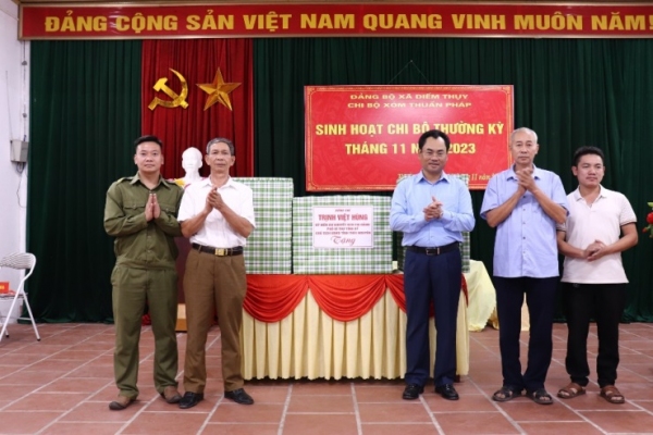 Đồng chí Chủ tịch UBND tỉnh dự sinh hoạt thường kỳ tại Chi bộ xóm Thuần Pháp thuộc Đảng bộ xã Điềm Thụy, huyện Phú Bình