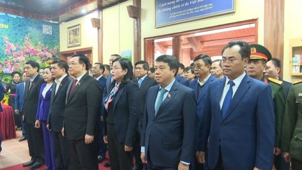 Chủ tịch Quốc hội Vương Đình Huệ dâng hương tưởng niệm Chủ tịch Hồ Chí Minh tại ATK Định Hóa - Thái Nguyên