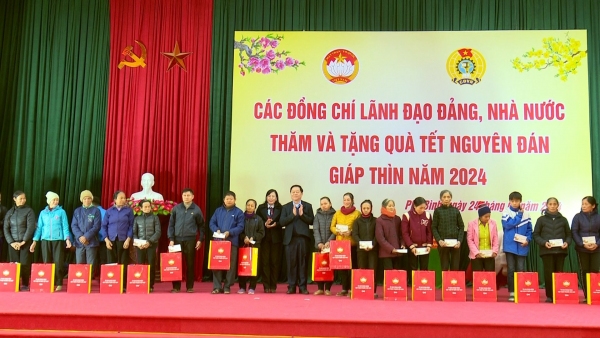 Các đồng chí lãnh đạo Trung ương và lãnh đạo tỉnh thăm, tặng quà các gia đình chính sách, hộ nghèo tại Thái Nguyên nhân dịp Tết Nguyên đán