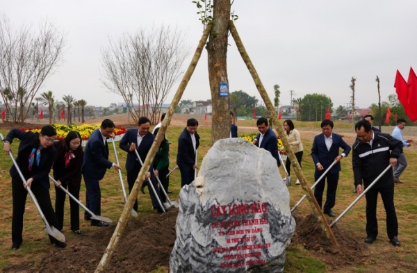 Các đồng chí lãnh đạo tỉnh tham dự Tết trồng cây “Đời đời nhớ ơn Bác Hồ” Xuân Giáp Thìn năm 2024 tại thành phố Phổ Yên