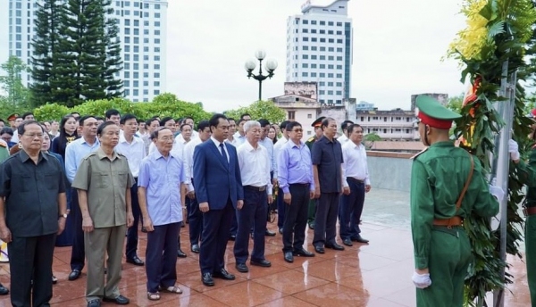 Đoàn đại biểu tỉnh Thái Nguyên dâng hương tưởng niệm Chủ tịch Hồ Chí Minh và các anh hùng liệt sĩ