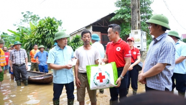 Thăm hỏi, tặng quà Nhân dân và kiểm tra công tác khắc phục sau mưa lũ