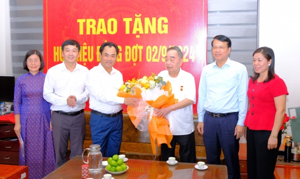 Trao Huy hiệu 60 năm tuổi Đảng tặng đồng chí Nguyễn Ngô Hai