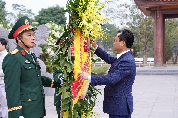 Đoàn đại biểu tỉnh Thái Nguyên dâng hương tưởng niệm 60 liệt sĩ thanh niên xung phong Đại đội 915