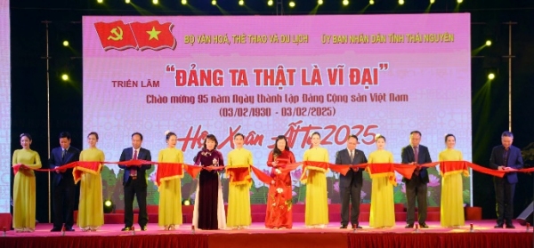 Khai mạc triển lãm “Đảng ta thật là vĩ đại” và Hội xuân Ất Tỵ 2025