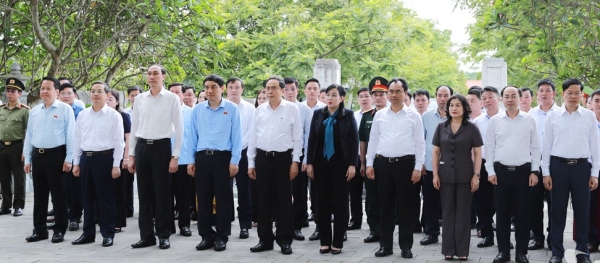 Chủ tịch Quốc hội Trần Thanh Mẫn thăm, tặng quà gia đình có công với cách mạng và tri ân các Anh hùng liệt sĩ tại tỉnh Thái Nguyên