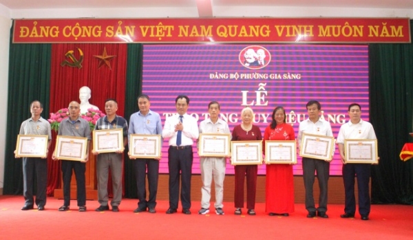Thái Nguyên: Trao tặng Huy hiệu Đảng đợt 2/9 cho các đảng viên