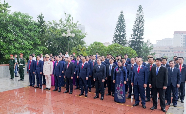 Đoàn đại biểu dự Đại hội đại biểu Đảng bộ tỉnh Thái Nguyên dâng hương tưởng niệm các Anh hùng liệt sĩ