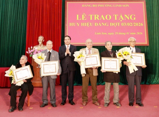 Các đồng chí Thường trực Tỉnh ủy trao tặng Huy hiệu Đảng dịp 3/2