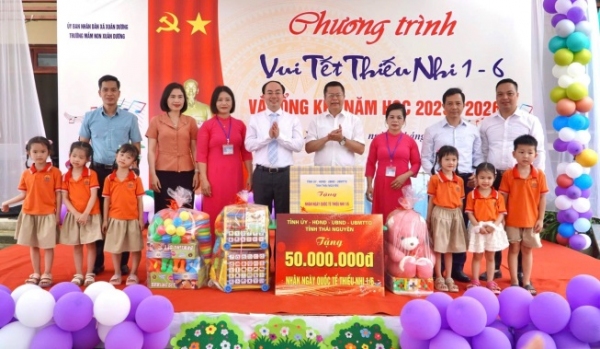 Lãnh đạo tỉnh thăm và tặng quà nhân Ngày Quốc tế Thiếu nhi 01/6
