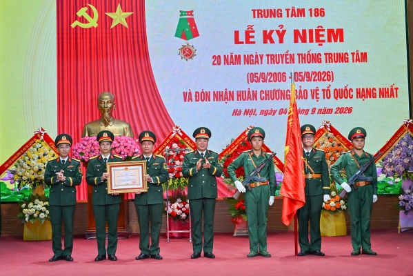 Trung tâm 186 kỷ niệm 20 năm Ngày truyền thống và đón nhận Huân chương Bảo vệ Tổ quốc hạng Nhất