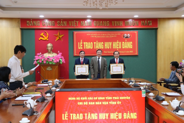 Chi bộ Ban Dân vận Tỉnh ủy tổ chức Lễ trao tặng Huy hiệu Đảng cho 02 đảng viên