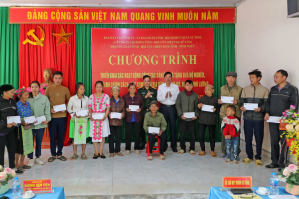 Triển khai các hoạt động công tác dân vận và tặng quà tại xã Phú Đô, huyện Phú Lương