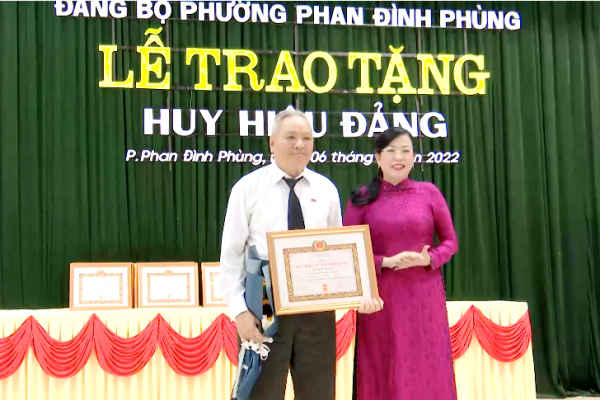 Thái Nguyên: Tặng Huy hiệu Đảng đợt 07/11/2022 cho 780 đảng viên