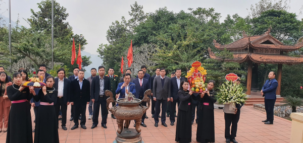 Đoàn công tác của Ủy ban Kiểm tra Trung ương dâng hương tưởng niệm Chủ tịch Hồ Chí Minh tại ATK Định Hóa