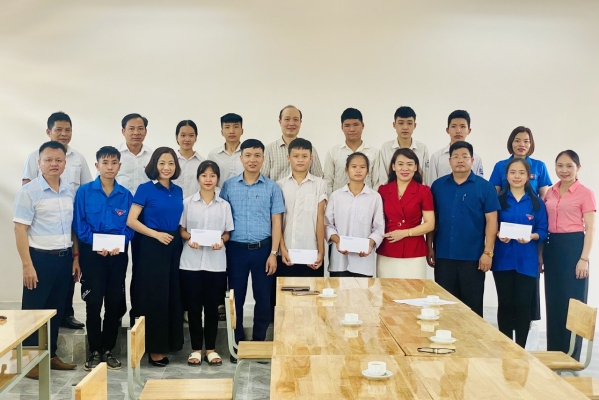 Đoàn công tác Trường Sa tỉnh Thái Nguyên năm 2023 thăm, tặng quà học sinh nhân dịp năm học mới