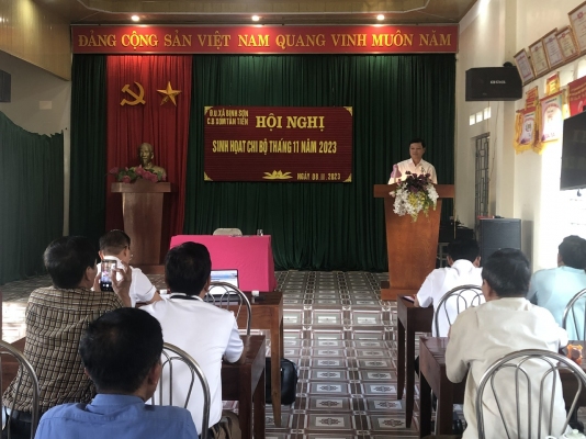 Đồng chí Trưởng ban Tổ chức Tỉnh ủy dự sinh hoạt chi bộ thường kỳ tại Chi bộ xóm Tân Tiến, xã Bình Sơn, thành phố Sông Công