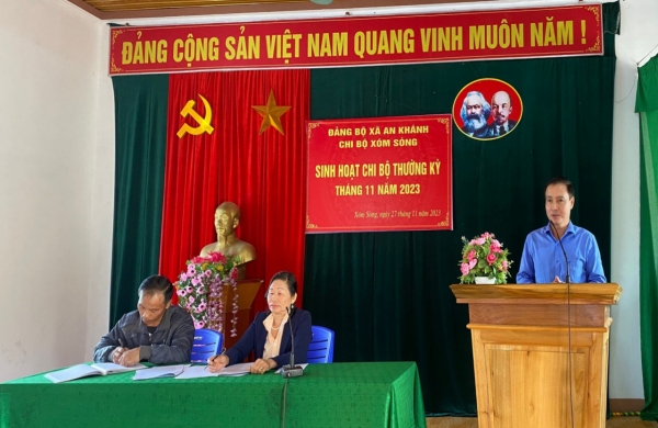 Đồng chí Trưởng ban Tuyên giáo Tỉnh ủy dự sinh hoạt với Chi bộ xóm Sòng thuộc Đảng bộ xã An Khánh, huyện Đại Từ