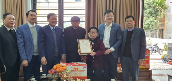 Đồng chí Chủ nhiệm UBKT Tỉnh ủy thăm, tặng quà các gia đình chính sách, hộ nghèo tại xã Động Đạt, huyện Phú Lương