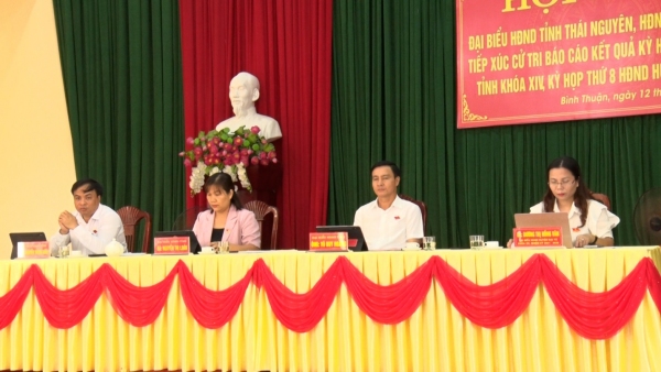 Các đại biểu HĐND tỉnh và HĐND huyện Đại Từ tiếp xúc cử tri xã Bình Thuận