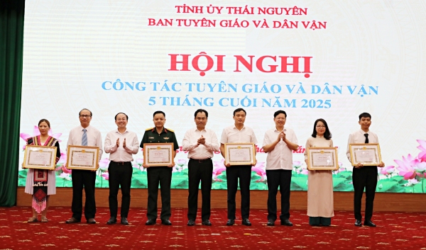 Trên 300 đại biểu tham dự Hội nghị công tác Tuyên giáo và Dân vận  5 tháng cuối năm 2025