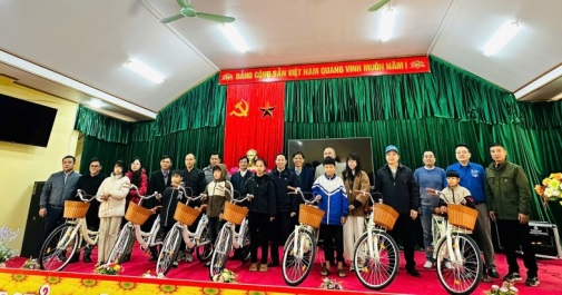 Ban Nội chính Tỉnh ủy Thái Nguyên tặng quà học sinh có hoàn cảnh  khó khăn tại các xã phía Bắc của tỉnh